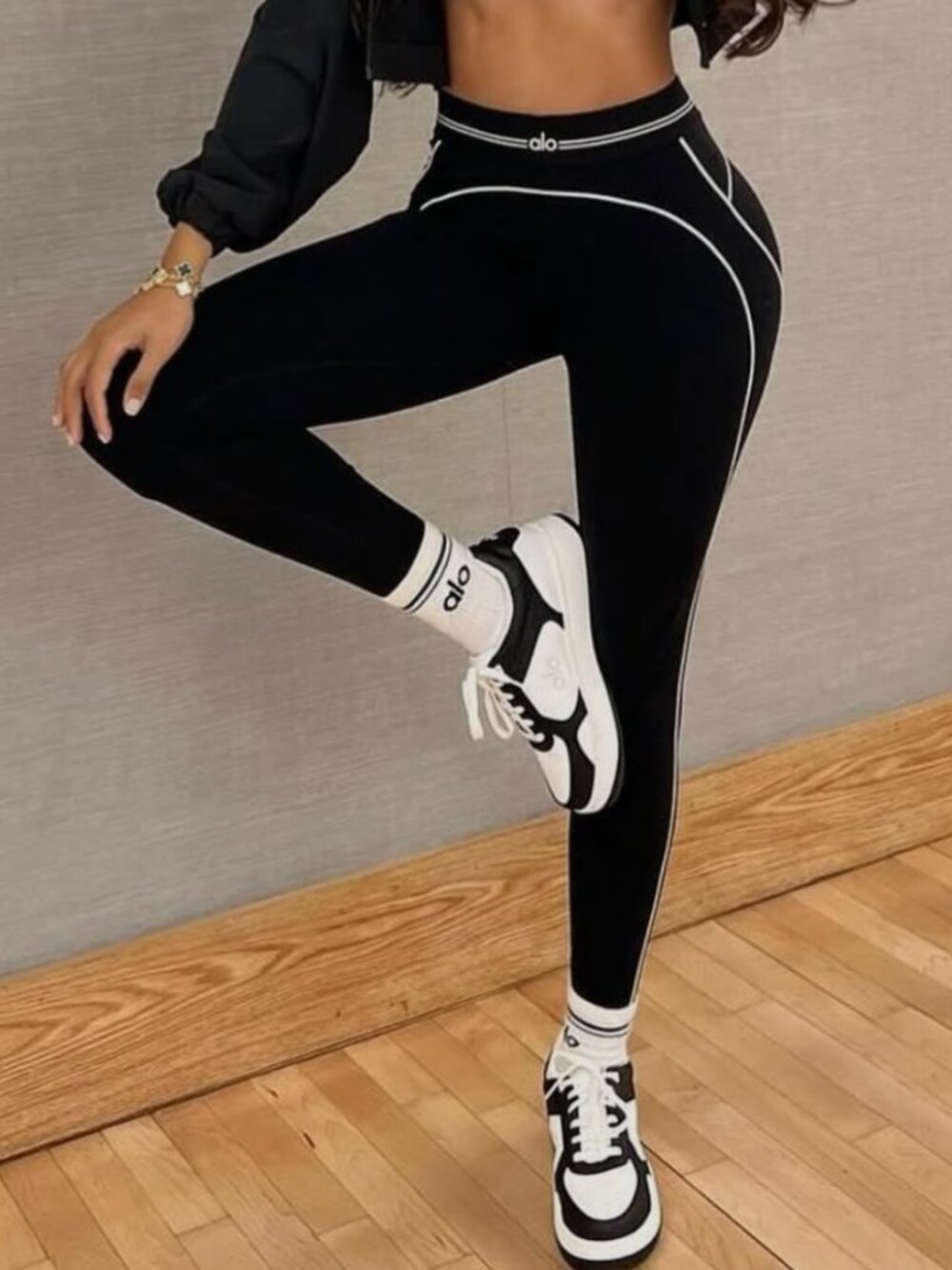 🔥Alo Yoga High-Waisted Heart-Shaped Leggings in Black and White Color Block🤍